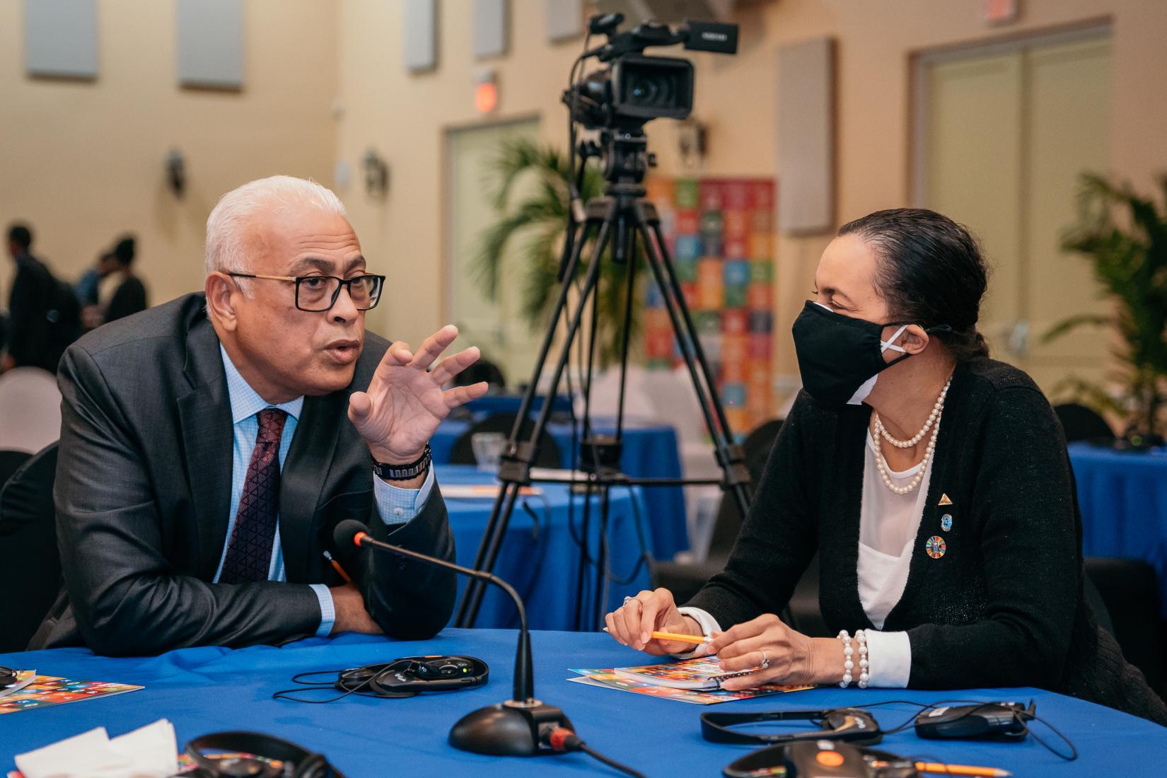 Minister Tjong-Ahin (ROM) and DRR Jones Williams (UNDP)
