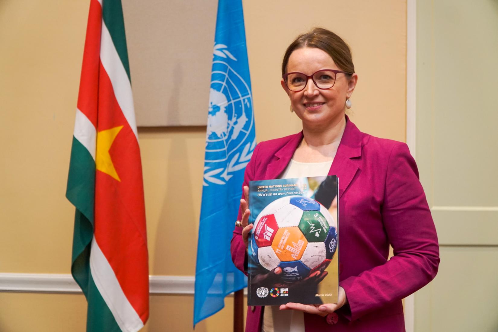 Joanna Kazana presenting the Suriname 2022 Country Report